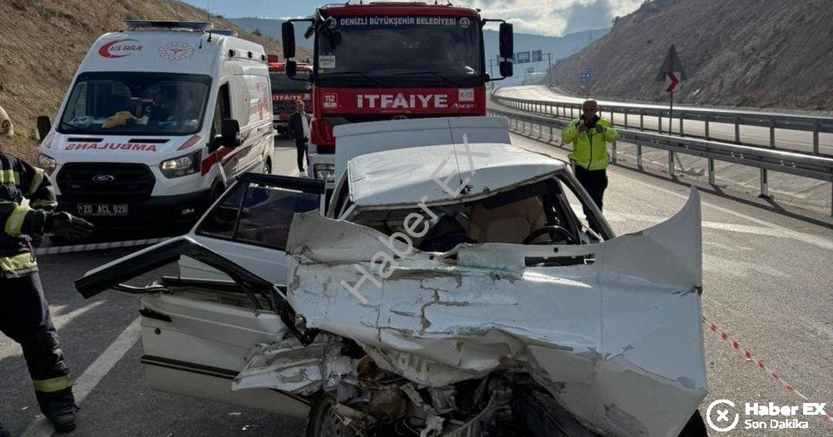 "Denizli'de Feci Kaza: Kamyona Ok Gibi Saplanan Araçta Acı Son" başlıklı haber için fotorealistik, p